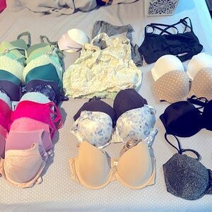 Lot of 22 bras size 34 DD and 36 D mix
